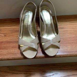 Beige leather patent shoes